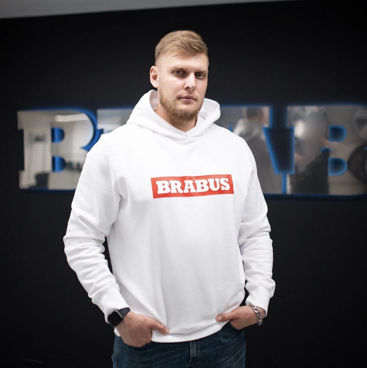 Сергей Боков в белом худи